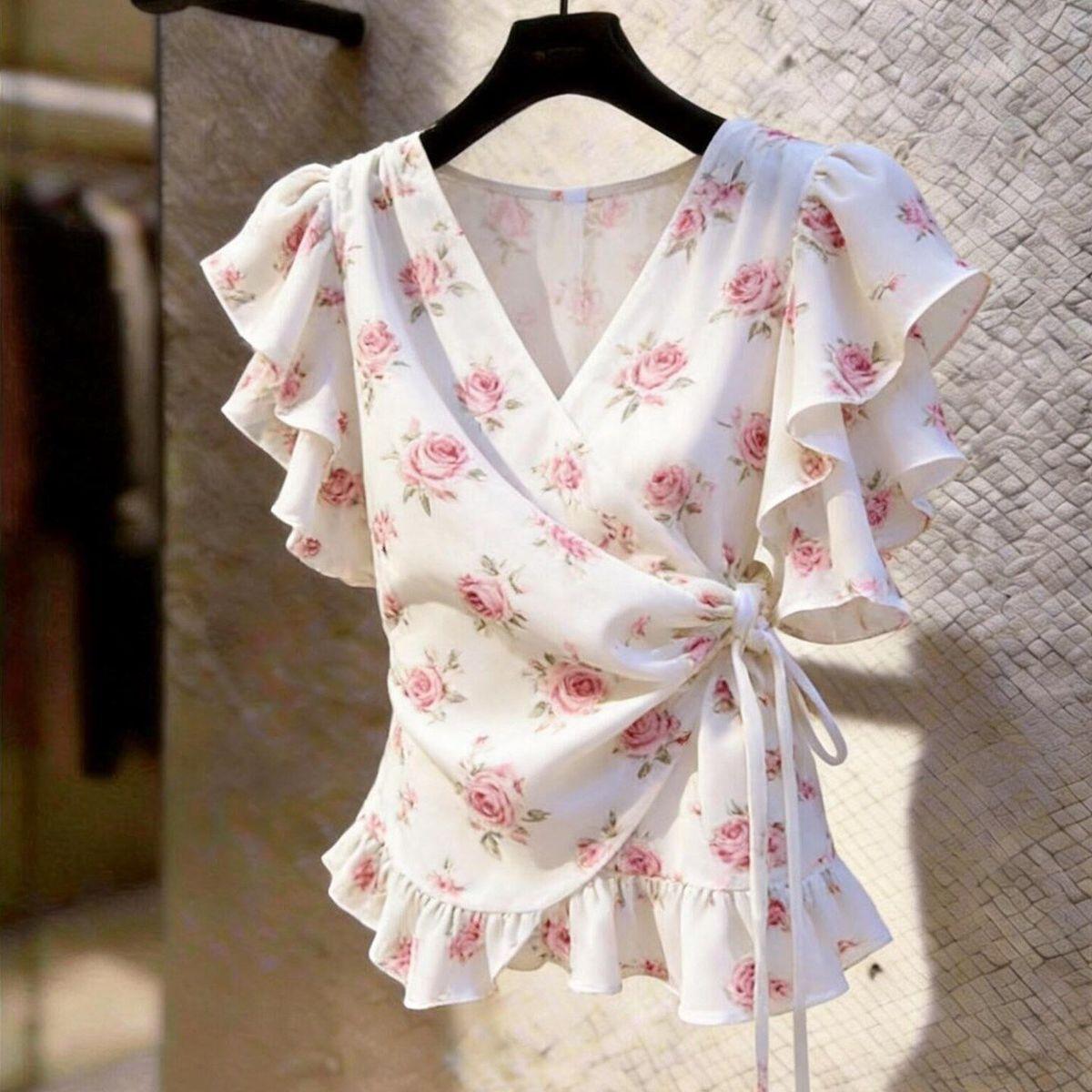 Wrap Blouse Chiffon - 女性用Vネックラップシフォンブラウス、ピンクローズフローラルプリント、ラッフルフリル、サイドタイ、ルーシュウエスト、フリルヘム、エレガントでロマンチックなブラウス